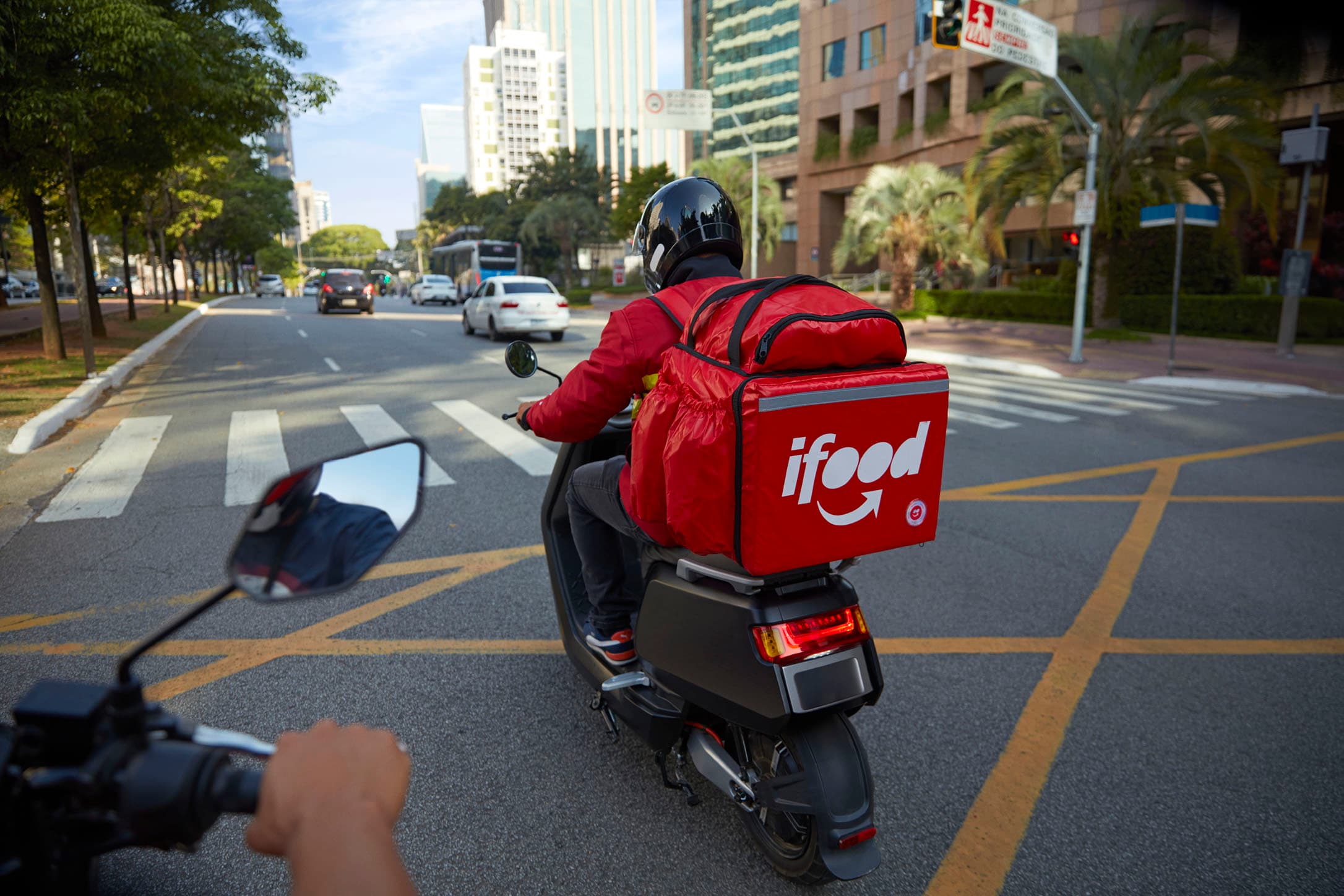 Motoboy na rua em rota de entrega